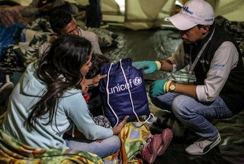 Un niño venezolano y su madre se refugian en un albergue temporal de UNICEF en Rumichaca, en la frontera entre Ecuador y Colombia.