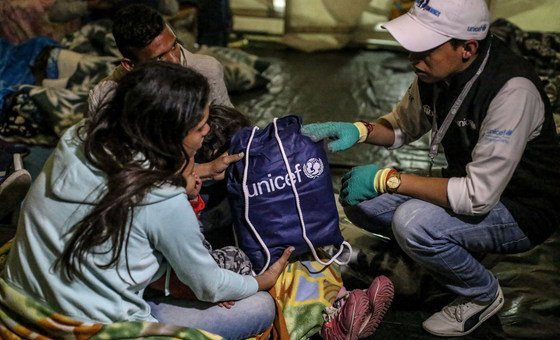 At night, migrant children and mothers gather at a UNICEF temporary rest tent in Rumichaca, Ecuadorian side of the border with Colombia (31 October 2018).