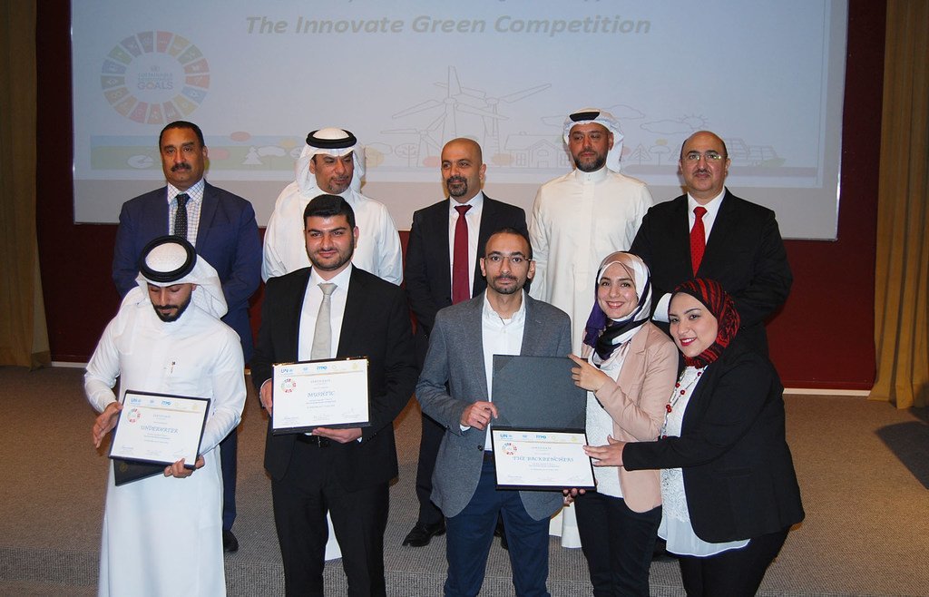 تسليم الشهادات والجوائز للفائزين في مسابقة الابتكارات الخضراء التي أطلقها المكتب الإقليمي للأمم المتحدة للبيئة في منطقة غرب آسيا ومكتب اليونيدو للاستثمار وتعزيز التكنولوجيا في البحرين في ديسمبر/كانون الأول 2018 بدعم ورعاية مصرف الطاقة الأول في البحرين. 