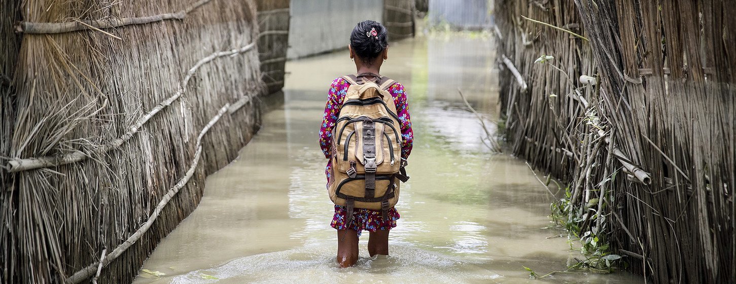Una niña camina a su escuela en el agua tras graves inundacions ocurridas en Bangladesh en agosto de 2016.
