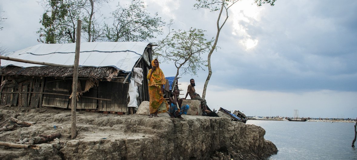 बांग्लादेश में खुलना ज़िले के कोइरा इलाक़े में ऐला तूफ़ान से बेघर हुआ एक परिवार