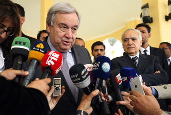 Katibu Mkuu wa Umoja wa Mataifa António Guterres akizungumza na vyombo vya habari mjini Benghazi. 