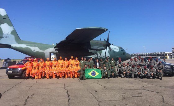 Bombeiros e militares que ficaram conhecidos como heróis no Brasil chegando na Beira. 