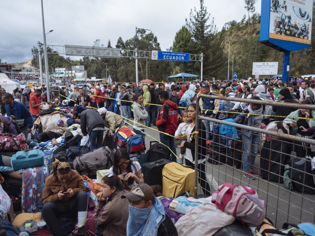  المئات من الفنزويليين في طوابير الانتظار في روميتشاكا، على الحدود مع الإكوادور وكولومبيا لتلقي تصريحات الفيزا على جوازات سفرهم ومواصلة رحلتهم. 