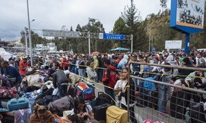大批被迫逃离的委内瑞拉移民与难民在厄瓜多尔与哥伦比亚边境地区等待过境。(2019年4月图片)
