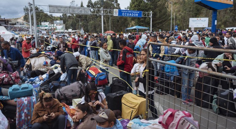 Cientos de venezolanos esperan en Rumichaca en la frontera entre Ecuador y Colombia para seguir su viaje.