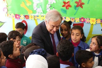 أمين عام الأمم المتحدة يزور تلاميذ مدرسة تابعة للأونروا في مخيم البقعة للاجئي فلسطين في الأردن. (نيسان/أبريل 2019)