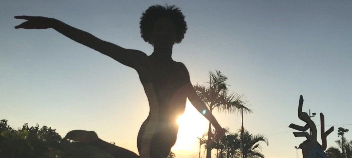 Pour Vitor, 16 ans, de Vilar Carioca à Rio de Janeiro, la danse est une véritable passion. Alors que la plupart des hommes de sa communauté méprisent ce sport, Vitor reste fidèle a lui même et prend plaisir à faire du ballet.