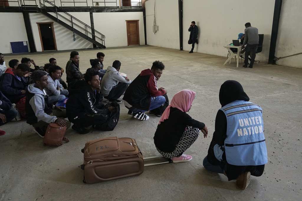 Des migrants dans un centre de détention à Tripoli, en Libye.