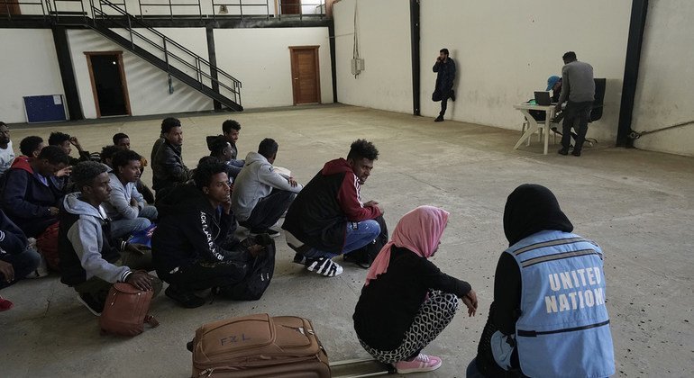 Refugiados y migrantes detenidos en un centro en Trípoli esperan ser realojados con apoyo de la Agencia de las Naciones Unidas para los Refugiados.