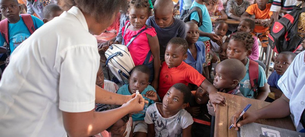 莫桑比克的儿童接种霍乱疫苗。