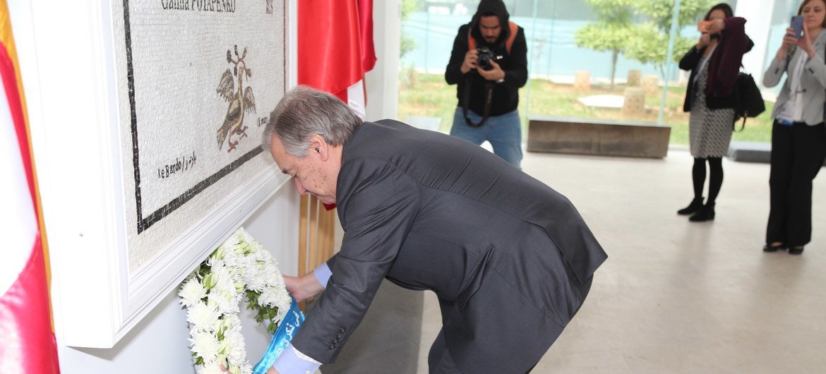 Le Secrétaire général António Guterres lors d'une cérémonie de dépôt de gerbe au Musée national du Bardo, en Tunisie, où 24 personnes ont perdu la vie et 45 ont été blessées lors d'une attaque terroriste en 2015.