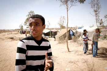 (من الأرشيف) أجبر خالد، وهو طالب من أجدابيا، على مغادرة منزله بسبب القصف والقتال . كان وعائلته يعيشون في خيام في الأراضي القاحلة على طريق طبرق - أجدابيا السريع. 