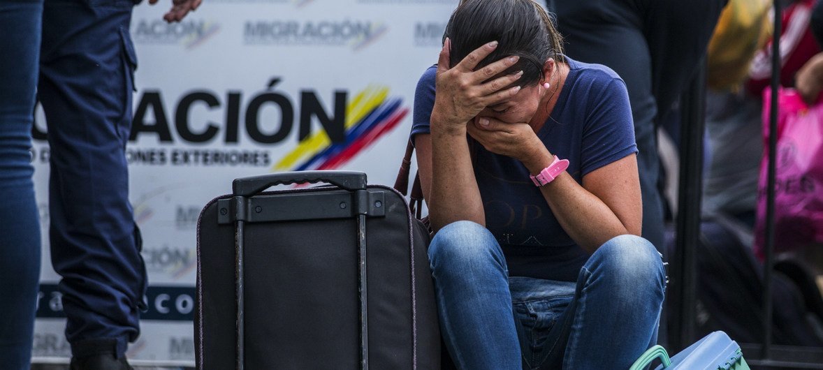 Migrante venezuelana na Colômbia. Cerca de 5.000 pessoas cruzaram fronteiras diariamente para deixar a Venezuela no ano passado, segundo dados da ONU