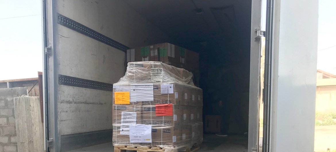 الشحنة الأولى من اللوازم والإمدادات الطبية التي أرسلتها منظمة الصحة العالمية إلى محافظة ميسان، استجابة لاحتياجات مديرية صحة المحافظة عقب الفيضانات التي ضربت المنطقة.