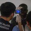 Christian, un survivant d'Ebola, en République démocratique du Congo, se fait examiner les yeux dans une clinique ophtalmologique de Beni (Nord-Kivu) mise en place par l'OMS en collaboration avec le ministère de la santé de la RDC.