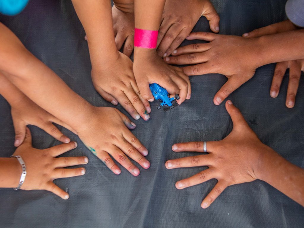 2018年11月，在墨西哥城的一个体育馆中的临时避难所里，一些孩子正在联合国儿童基金会支持的儿童友好空间里玩耍。