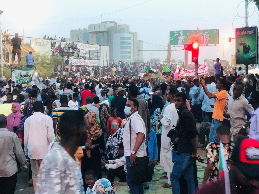 متظاهرون في شوارع العاصمة السودانية الخرطوم. 11 أبريل/نيسان 2019.
