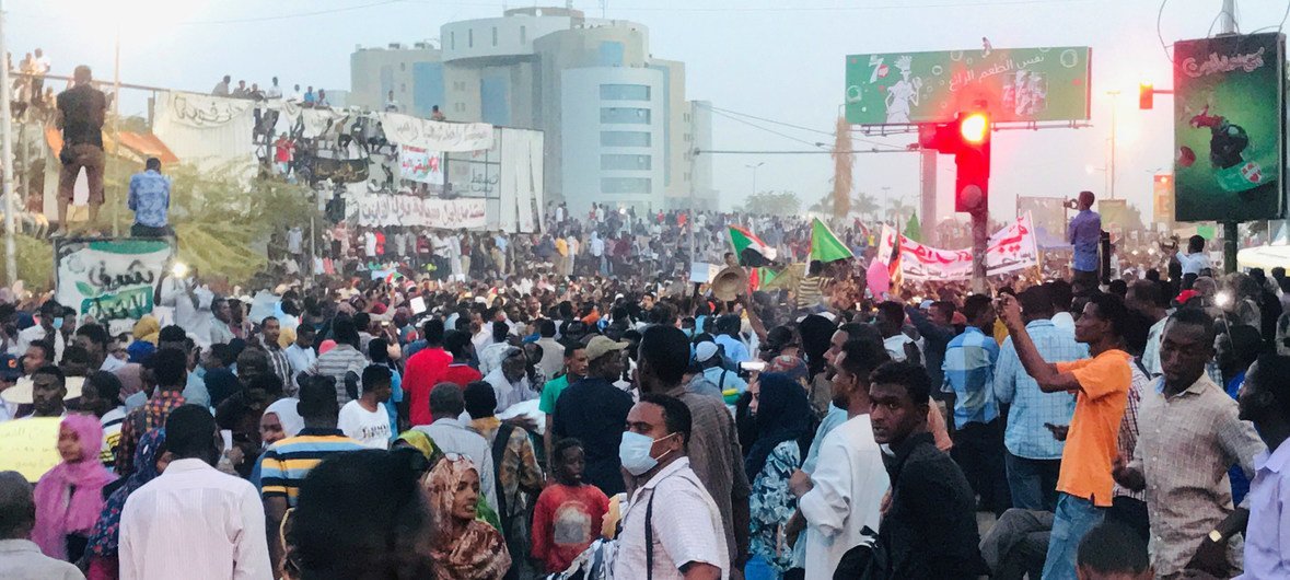 Manifestantes protestaram contra o presidente Omar al-Bashir, que governou o Sudão desde 1989