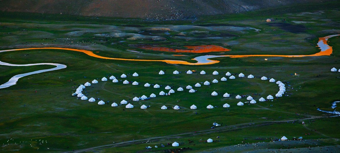 位于中国新疆的阿尔泰山和湿地保护区景观。