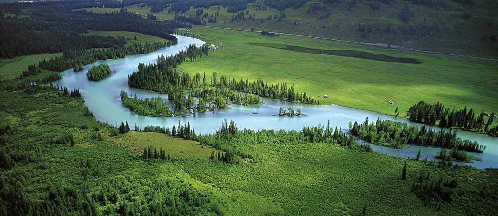ARCHIVO: Las medidas para combatir la mala calidad del aire funcionan, como lo demuestra el caso de China. En la imagen, las montañas de Altai y los humedales del noroeste de China.