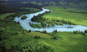 ARCHIVO: Las medidas para combatir la mala calidad del aire funcionan, como lo demuestra el caso de China. En la imagen, las montañas de Altai y los humedales del noroeste de China.