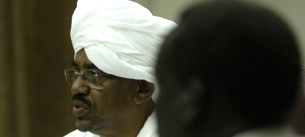 被推翻的苏丹前总统巴希尔在2008年6月安理会访问喀土穆时向安理会成员通报情况。（资料图片