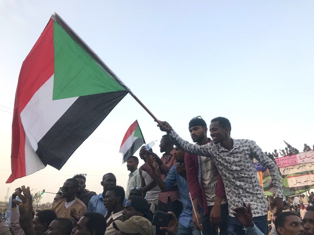 متظاهرون يخرجون إلى شوارع العاصمة السودانية الخرطوم - 11 نيسان/أبريل 2019