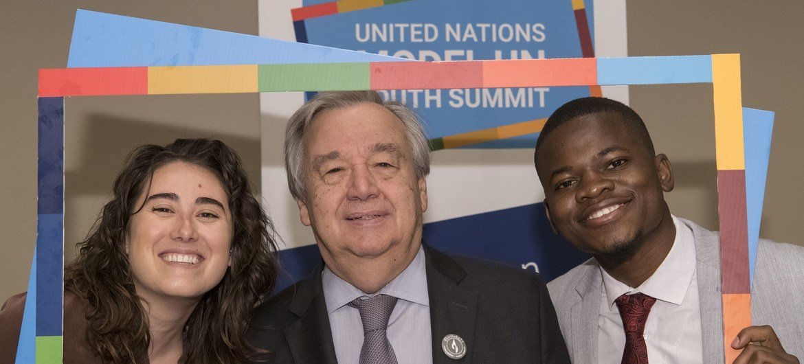 Le Secrétaire Général des Nations Unies, António Guterres pose avec des jeunes participants d'une conférence Simul'ONU.