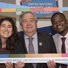 Katibu Mkuu wa Umoja wa Mataifa António Guterres (kati) akiwa  kwenye picha ya pamoja na vijana wanaoshiriki mkutano wa mfumo wa UN kwenye makao makuu ya UN New York Marekani (12 Aprili 2019)