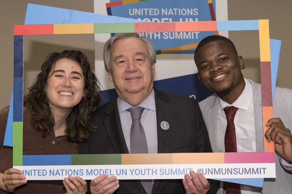 Le Secrétaire Général des Nations Unies, António Guterres pose avec ds jeunes participants d'une simulation ONU.