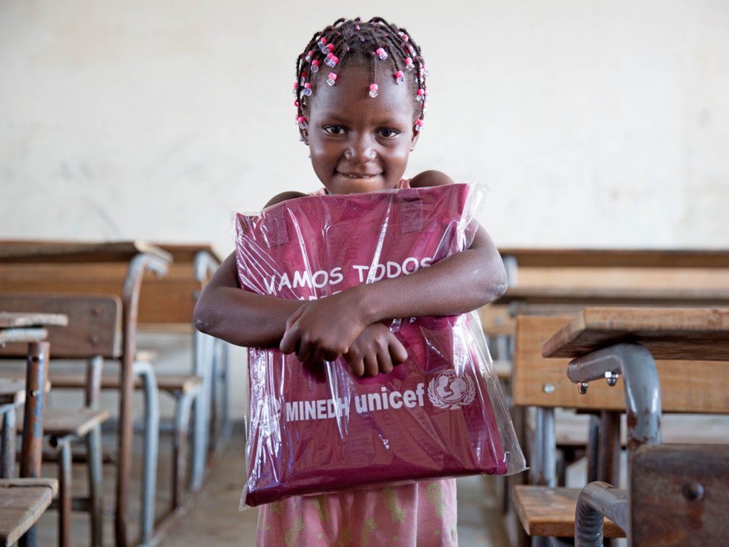 Une fillette de six ans de Beira reçoit son kit éducatif, alors que l'UNICEF intensifie sa réponse aux enfants et aux familles touchés au Mozambique, où des milliers de personnes ont été touchées par Cylcone Idai. (Avril 2019)