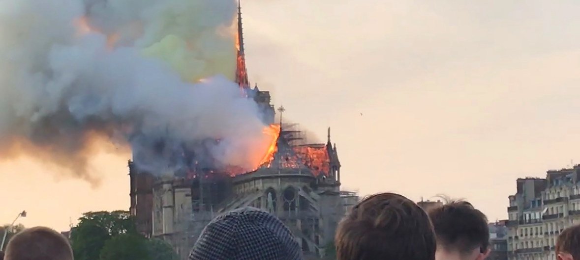 Moto ukiteketeza kanisa kuu la kale la Notre Dame mjini Paris, Ufaransa. Moto huu ulianza wakati ukarabati wa kanisa hilo ukiendelea leo tarehe 15 Aprili 2019