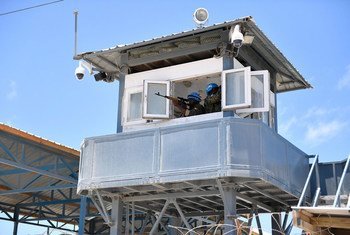 Personal de la Unidad de Guardia de la ONU en una torre de seguridad en Somalia
