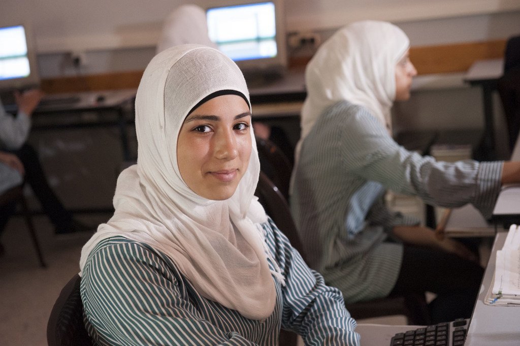 西岸阿尔米沙女子中学计算机编程班的学生。