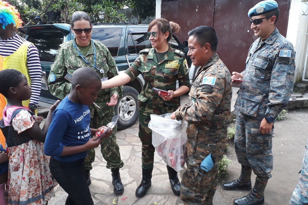 بعثة حفظ السلام في جمهورية الكونغو الديمقراطية تقوم بتوزيع الهدايا على الأطفال.