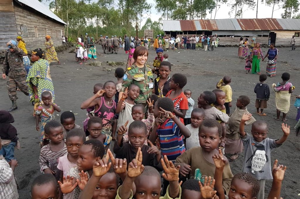الرائدة شيريهان أبو الخير من بعثة حفظ السلام في جمهورية الكونغو الديمقراطية مع الأطفال.