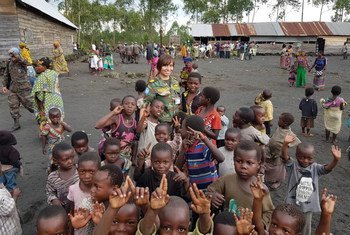 Meja Sherihan kutoka Misri akiwa na watoto nchini DRC. (Maktaba)