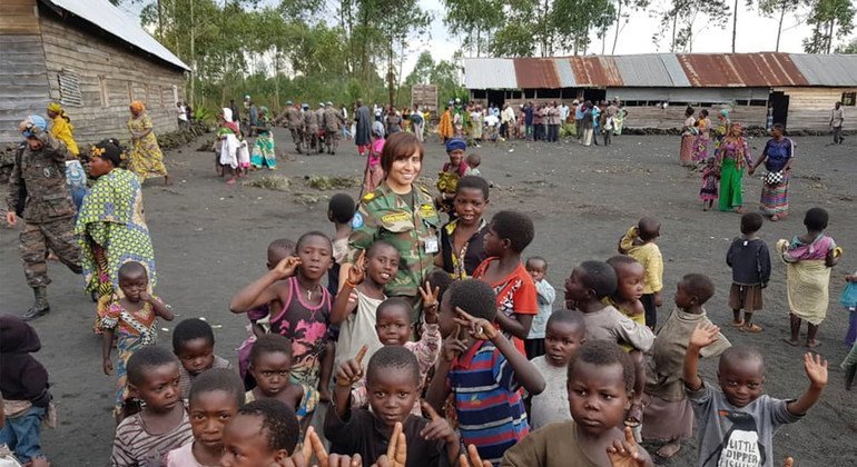 الرائدة شيريهان أبو الخير من بعثة حفظ السلام في جمهورية الكونغو الديمقراطية مع الأطفال.