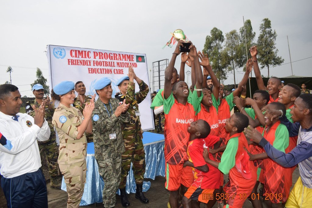 بعثة حفظ السلام في جمهورية الكونغو الديمقراطية توزع كأس الفوز بمبارة كرة القدم.