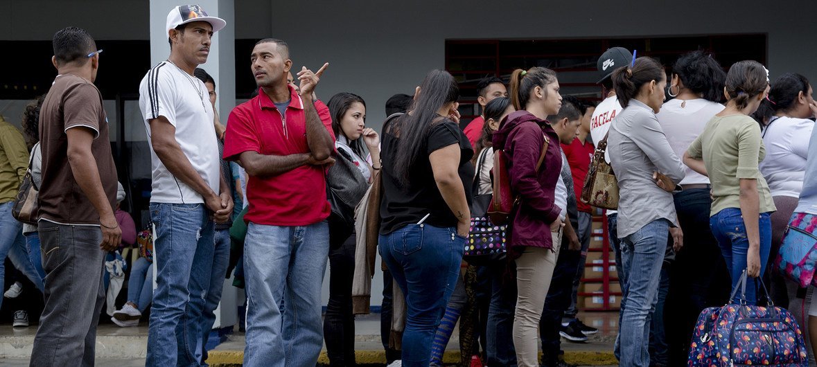 哥斯达黎加首都圣何塞，来自尼加拉瓜的寻求庇护者正在移民办公室门前排队，等待提交庇护申请。（2018年8月资料图片）