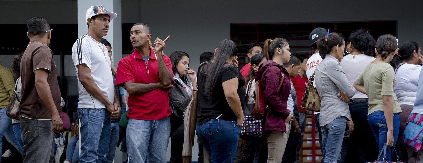 Des demandeurs d'asile du Nicaragua attendent de déposer leur demande au bureau de l'immigration de la capitale du Costa Rica, San José (août 2018).