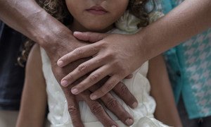 一个尼加拉瓜小女孩和她的家人正在哥斯达黎加首都圣何塞申请庇护。