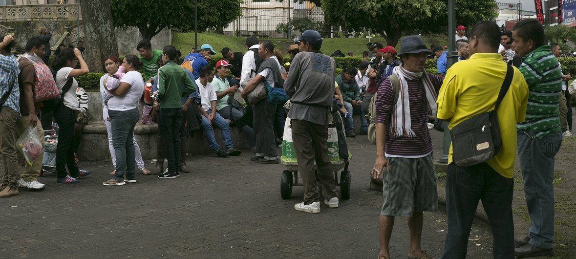 Nicaragüenses reunidos en el Parque de la Merced, en la ciudad de San José, la capital de Costa Rica.