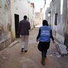 Dans les rues de Tripoli, en Libye, un membre du personnel d'OCHA visite un centre de soins avant le début des affrontements autour de Tripoli. (Février 2019)