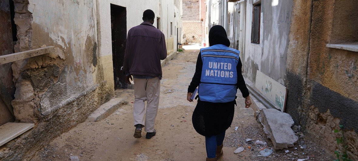今年2月，利比亚首都的黎波里的冲突开始前，人道协调厅的一名工作人员拜访一位苏丹籍护理人员的住所。