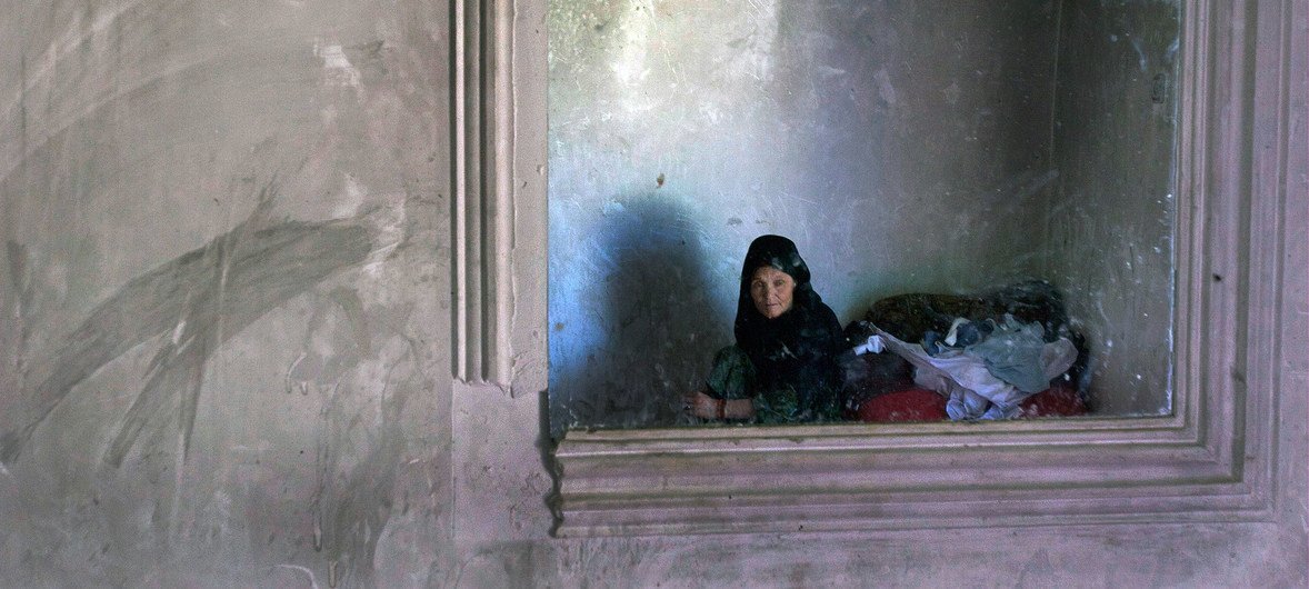 Пожилая женщина, задержанная в северном Афганистане