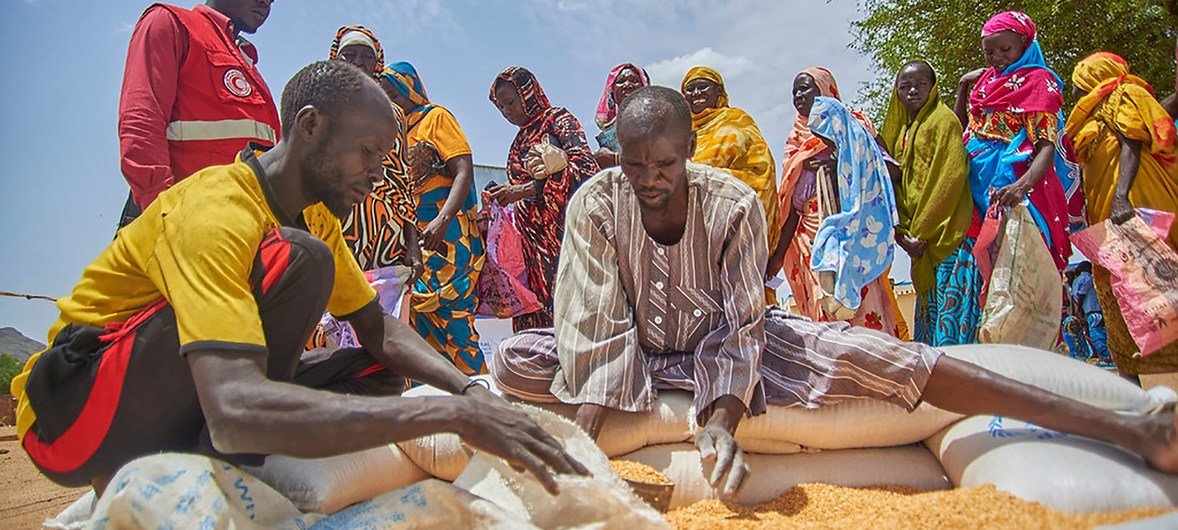 Une distribution de nourriture par le Programme alimentaire mondial dans un camp de déplacés au Soudan en 2018.