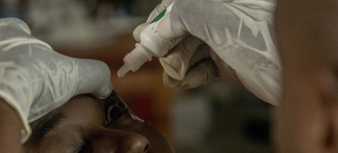 Examen de l'oeil pour vérifier d'éventuelles complications après que cette jeune femme a survécu à Ebola.