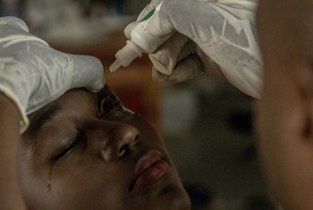 Examen de l'oeil pour vérifier d'éventuelles complications après que cette jeune femme a survécu à Ebola.